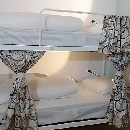 At Ease אכסניה *
